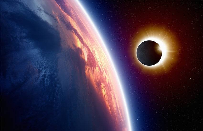 Surya Grahan 2018, Solar Eclipse 2018 Dates and Time: पृथ्वी अपनी धुरी पर निरंतर घुमते रहने के साथ-साथ सौरमंडल में सूर्य का चक्कर भी लगाती है।