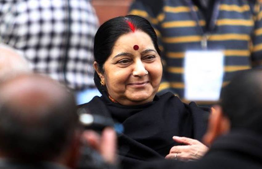 ऐसी ही एक भीड़ हाथ धोकर विदेश मंत्री सुषमा स्वराज के पीछे पड़ गई। 