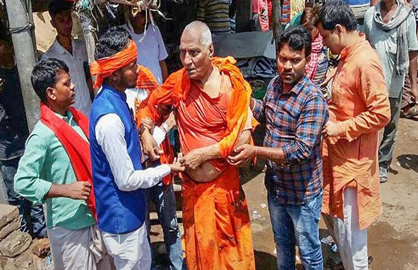 17 जुलाई को झारखंड के पाकुड़ में स्वामी अग्निवेश पर भाजयुमो कार्यकर्ताओं ने हमला बोल दिया था। इसमें वो घायल हो गए थे। (फोटो-PTI)