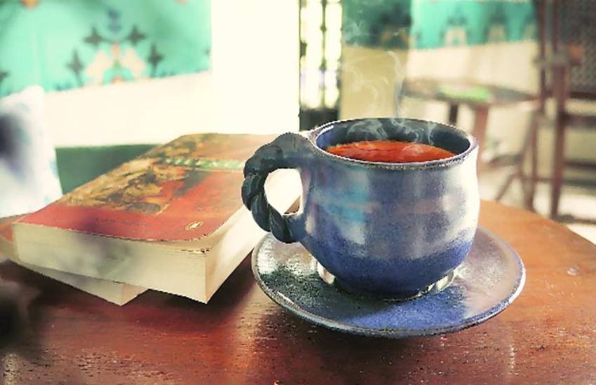 खाली पेट ब्‍लैक टी पीने से भी पेट फूलने की समस्‍या हो सकती है।
