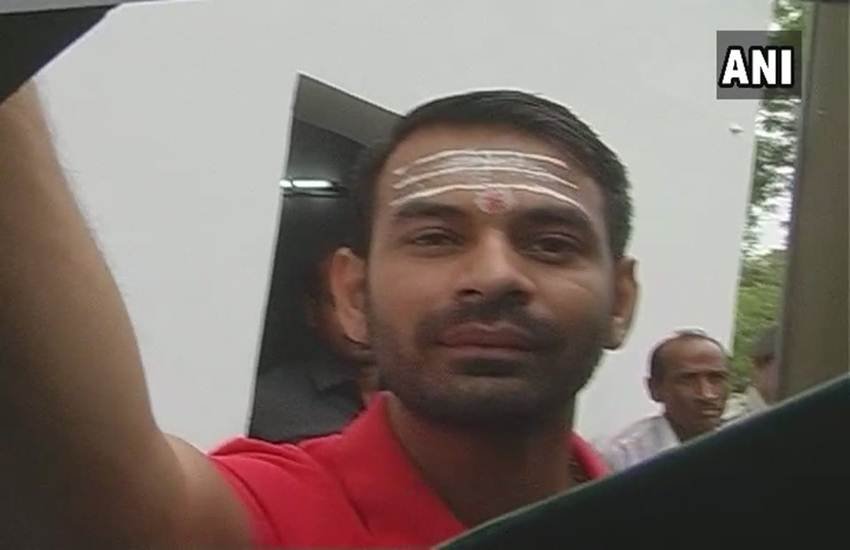 लालू के बेटे तेज प्रताप का बीजेपी और आरएसएस पर फेसबुक अकाउंट हैक करने और परिवार तोड़ने का आरोप। 
