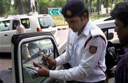अब ट्रैफिक पुलिस को फोन पर दिखा सकेंगे आरसी और इंश्योरेंस के कागज! जानें क्यों हो रहा बदलाव