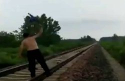 VIDEO: ट्रैक पर गिरा पेड़ तो पुलिसवाले ने शर्ट उतार लहराई, बाल-बाल बची ट्रेन