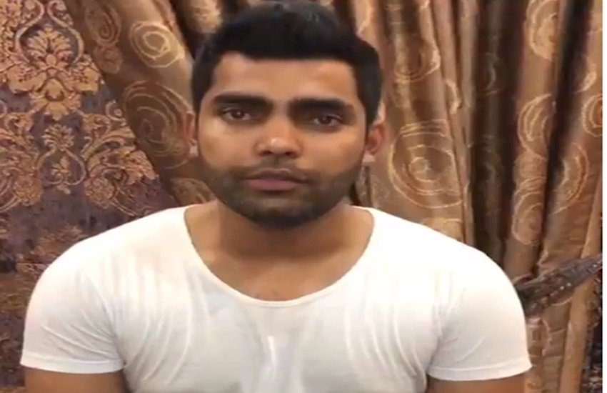 चुनाव में वोट देने की अपील के बाद उमर अकमल का उड़ा मजाक (Pic courtesy- Video grab )