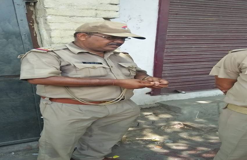 लखनऊ में अपने साथ हुई रिवॉल्वर लूट की घटना के बारे में बताता यूपी पुलिस का दारोगा(फोटो-ट्विटर@ashishtiwariNBT)
