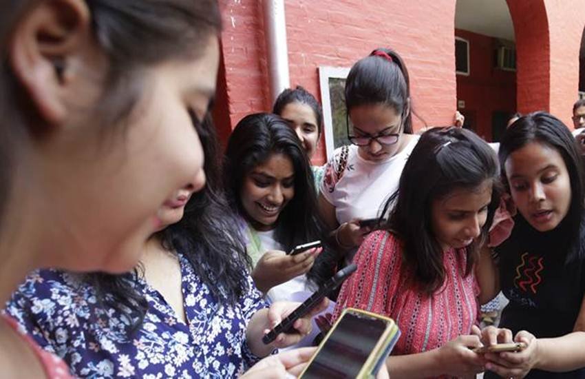 UPSC Civil Services Examination 2018 के ऑफिशियल नोटिफिकेशन के मुताबिक मेन्स परीक्षा सितंबर 2018 में होगी।