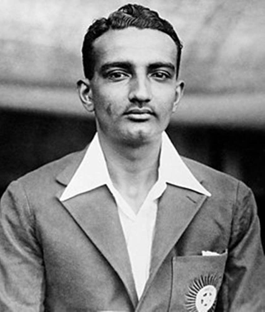विजय मर्चेंट : आजादी के बाद साल 1952 में भारतीय टीम विजय मर्चेंट की कप्तानी में इंग्लैंड दौरे पर गई। इस दौरे पर भारतीय टीम को चार मैचों की टेस्ट सीरीज खेलनी थी। इस सीरीज को भारत 3-0 से हार गई, जबकि एक मैच ड्रॉ रहा। इंग्लैंड की ओर से डेब्यू करने वाले तेज गेंदबाज फ्रेड ट्रूमैन इस सीरीज में छाए रहे। एक मैच में तो उन्होंने बिना किसी स्कोर पर भारत के चार खिलाड़ियों को पवेलियन का रास्ता दिखा दिया। एक तरफ उनकी गेंदबाजी के आगे दूसरे बल्लेबाज आउट हो रहे थे तो वहीं दूसरी ओर विजय मर्चेंट अकेले ही संघर्ष कर रहे थे। इस मैच में विजय ने टीम के लिए सबसे अधिक 56 रन बनाए। (फोटो सोर्स- विकिपीडिया)
