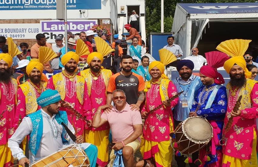 मैच के बाद फैन्स के साथ विराट कोहली। (फोटो सोर्स- इंस्टाग्राम)