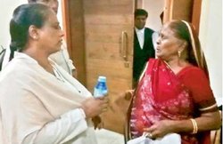 केरोसिन लेकर पहुंची महिला, बोली- विधायक ने कहा था कलेक्‍टर के सामने आग लगा लेना