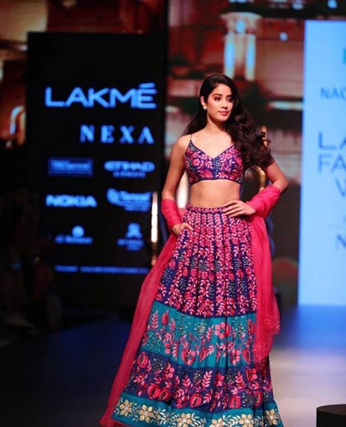 lakme fashion week 2018, Janhvi kapoor on lfw ramp walk, jahnvi as show stopper, janhvi kapoor ramp walk debut, actress of dhadak, actress janhvi kapoor cousin anshula, janhvi kapoor sister khushi kapoor, kapoor sisters cheer to actress jahnvi in lfw 2018, see pictures of lakme fashion week 2018, entertainment news, bollywood news, television news, entertainment news, bollywood khabren, entertainment news
