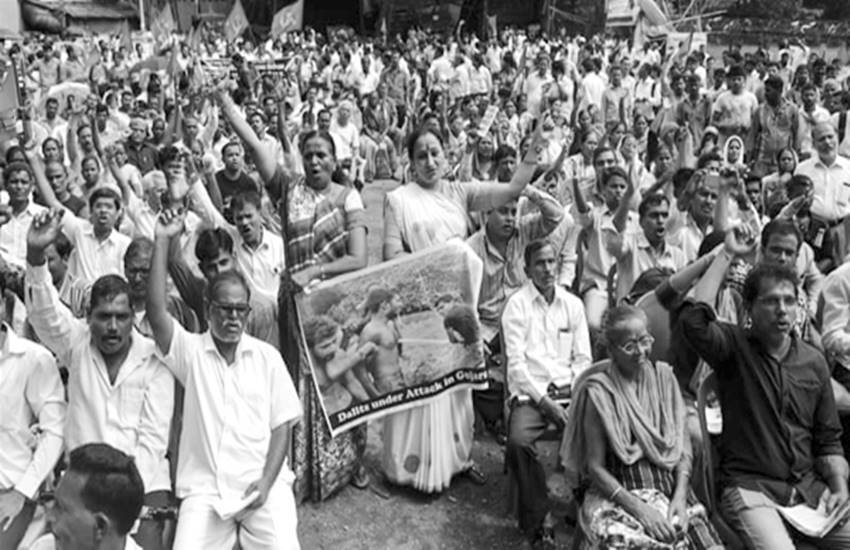 संविधान में केवल सामाजिक और शैक्षणिक पिछड़ेपन के आधार पर आरक्षण की बात है। ऐसे में क्रीमीलेयर आधार तय करने से ओबीसी के एक बहुत बड़े तबके का सामाजिक और शैक्षणिक विकास अवरुद्ध होता है।