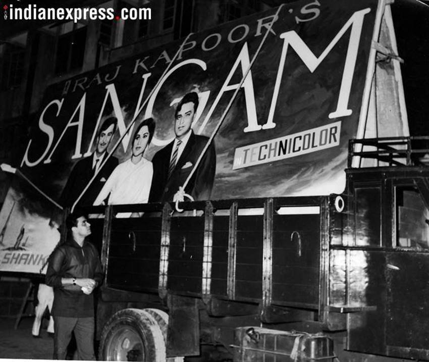फिल्म संगम का पोस्टर ले जाता हुआ एक ट्रक और ट्रक को देखते राजेन्द्र कुमार। इस फिल्म में राजेन्द्र कुमार के अलावा राज कपूर और वैजयंती माला ने भी काम किया था।