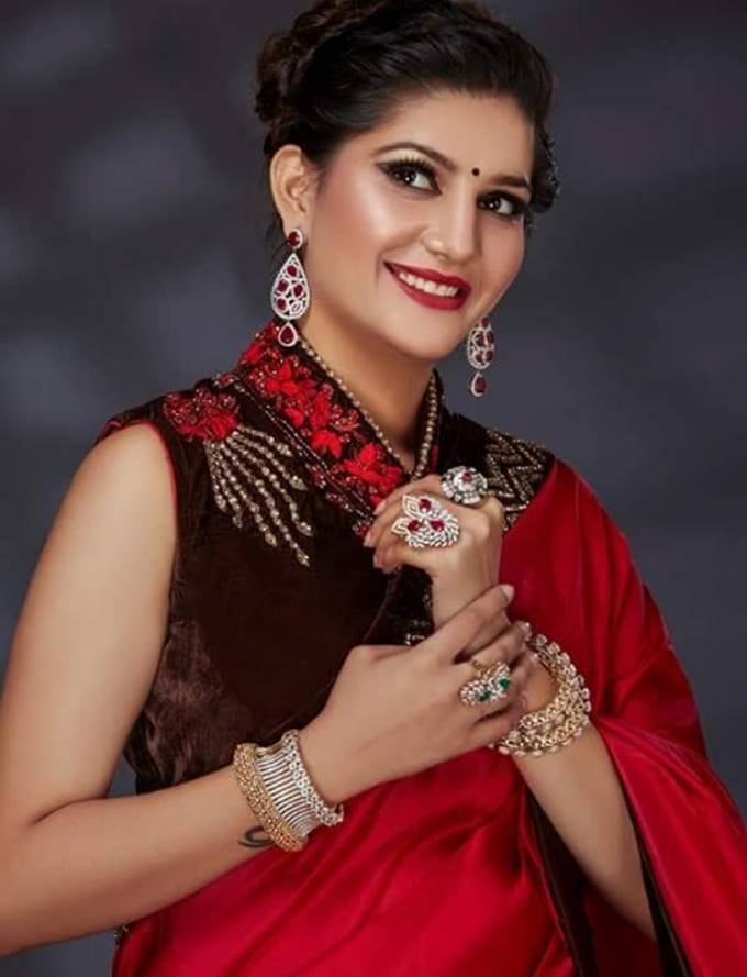 लाल रंग की साड़ी में सजीं सपना (फोटोसोर्स: @isapnachaudhary)