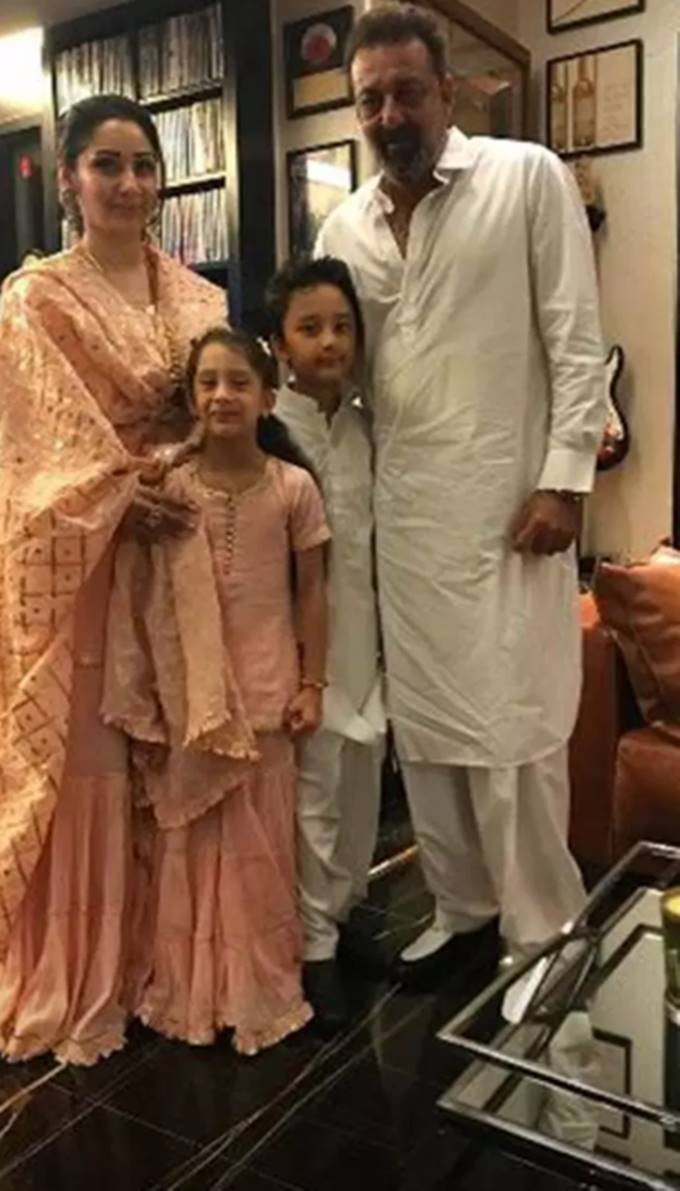 eid-2018, SANJAY DUTT with his family, sajay dutt wife maanyata dutt, sanjay dutt house inside pictures, pictures of eid from sanju house, entertainment news, bollywood news, television news, entertainment news, bollywood news, television news
