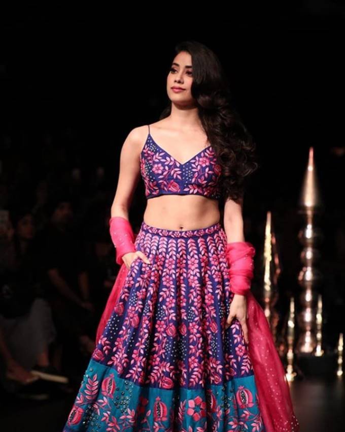 lakme fashion week 2018, Janhvi kapoor on lfw ramp walk, jahnvi as show stopper, janhvi kapoor ramp walk debut, actress of dhadak, actress janhvi kapoor cousin anshula, janhvi kapoor sister khushi kapoor, kapoor sisters cheer to actress jahnvi in lfw 2018, see pictures of lakme fashion week 2018, entertainment news, bollywood news, television news, entertainment news, bollywood khabren, entertainment news