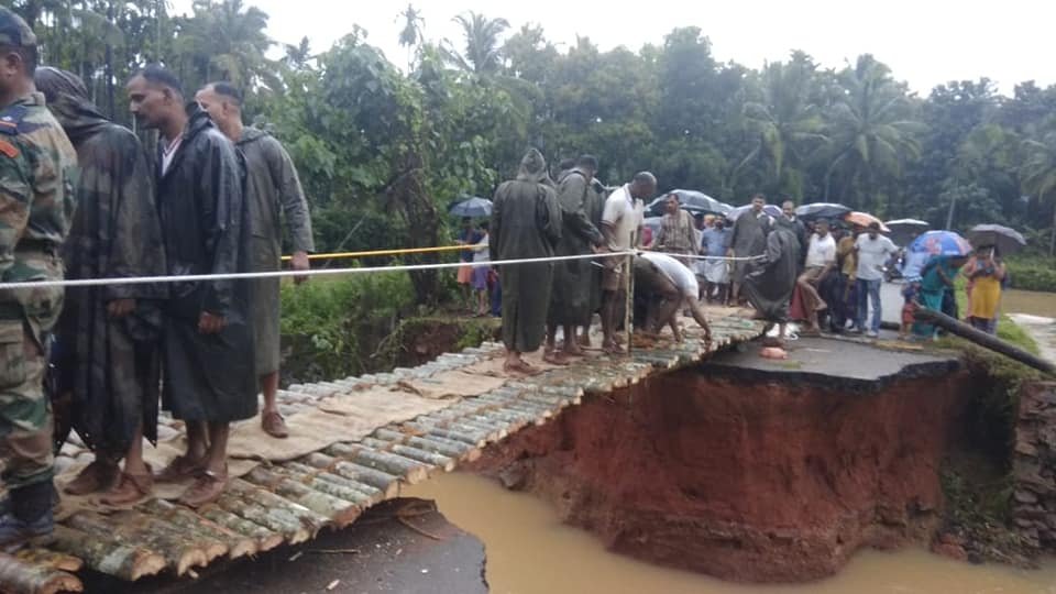 "kerala, kerala heavy rain, kerala flood, indian army, ndrf, p vijayan