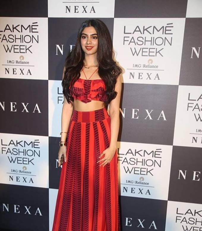 lakme fashion week 2018, Janhvi kapoor on lfw ramp walk, jahnvi as show stopper, janhvi kapoor ramp walk debut, actress of dhadak, actress janhvi kapoor cousin anshula, janhvi kapoor sister khushi kapoor, kapoor sisters cheer to actress jahnvi in lfw 2018, see pictures of lakme fashion week 2018, entertainment news, bollywood news, television news, entertainment news, bollywood khabren, entertainment news