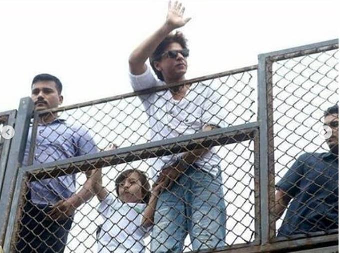 Shahrukh khan, shahrukh khan mannat, abram khan, shahrukh khan son abram, eid uladha, eid ul adha 2018, bakra eid, bakra eid mubarak, eid, eid 2018, eid mubarak, bakra eid wishes, bakra eid images, bakra eid quotes, bakra eid messages