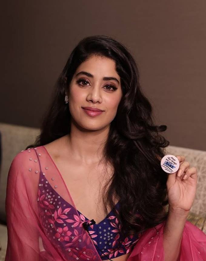 lakme fashion week 2018, Janhvi kapoor on lfw ramp walk, jahnvi as show stopper, janhvi kapoor ramp walk debut, actress of dhadak, actress janhvi kapoor cousin anshula, janhvi kapoor sister khushi kapoor, kapoor sisters cheer to actress jahnvi in lfw 2018, see pictures of lakme fashion week 2018, entertainment news, bollywood news, television news, entertainment news, bollywood khabren, entertainment news