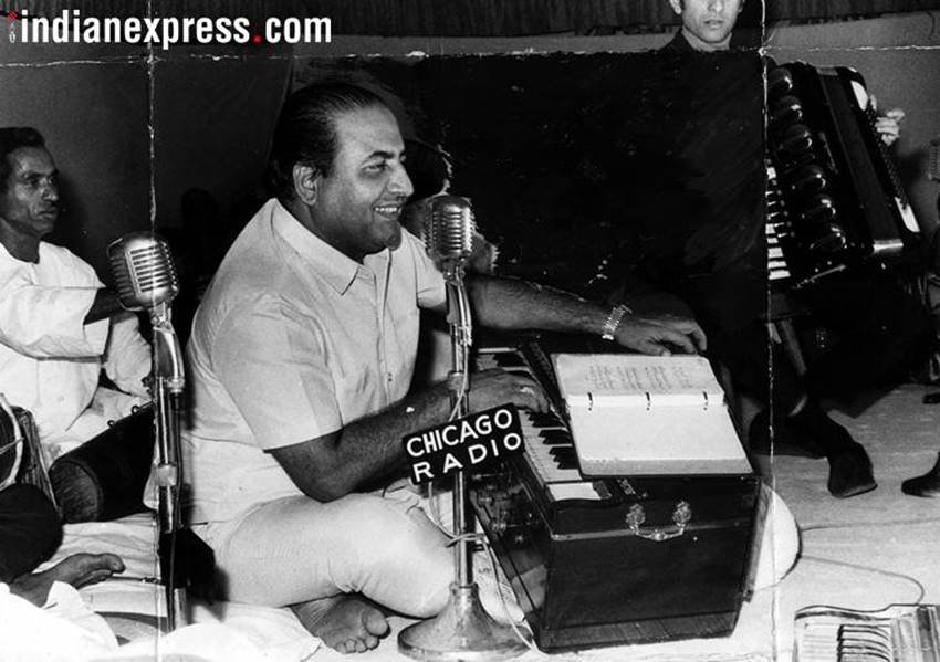 राज कपूर की बेटी की शादी के दौरान अपना एक मशहूर गाना गाते हुए महान गायक मोहम्मद रफी