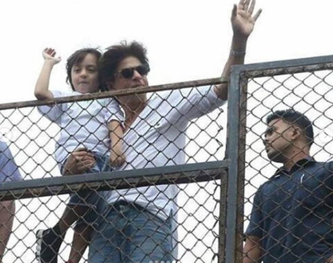 Shahrukh khan, shahrukh khan mannat, abram khan, shahrukh khan son abram, eid uladha, eid ul adha 2018, bakra eid, bakra eid mubarak, eid, eid 2018, eid mubarak, bakra eid wishes, bakra eid images, bakra eid quotes, bakra eid messages