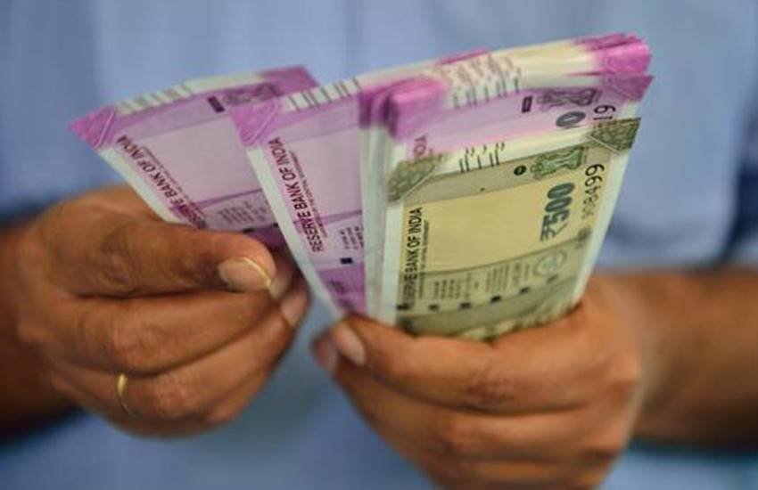 केंद्र सरकार केंद्रीय कर्मचारियों की मांगों को मानते हुए सातवें वेतन आयोग की सिफारिशों से परे 8,000 रुपए महीने की बढ़ोतरी कर सकती है। 