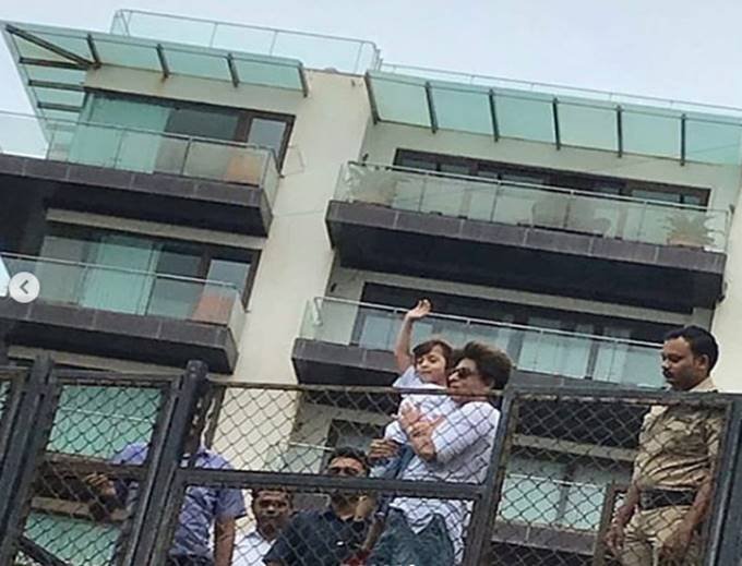 Shahrukh khan, shahrukh khan mannat, abram khan, shahrukh khan son abram, eid uladha, eid ul adha 2018, bakra eid, bakra eid mubarak, eid, eid 2018, eid mubarak, bakra eid wishes, bakra eid images, bakra eid quotes, bakra eid messages