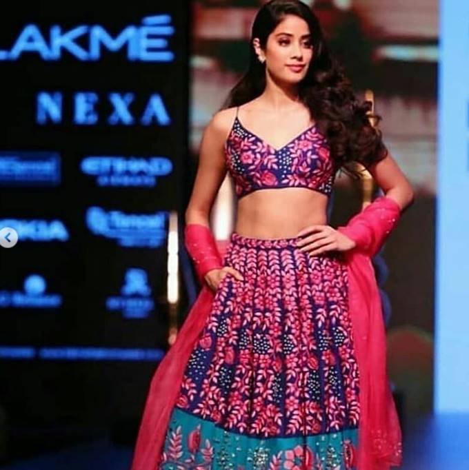 lakme fashion week 2018, Janhvi kapoor on lfw ramp walk, jahnvi as show stopper, janhvi kapoor ramp walk debut, actress of dhadak, actress janhvi kapoor cousin anshula, janhvi kapoor sister khushi kapoor, kapoor sisters cheer to actress jahnvi in lfw 2018, see pictures of lakme fashion week 2018, entertainment news, bollywood news, television news, entertainment news, bollywood khabren, entertainment news