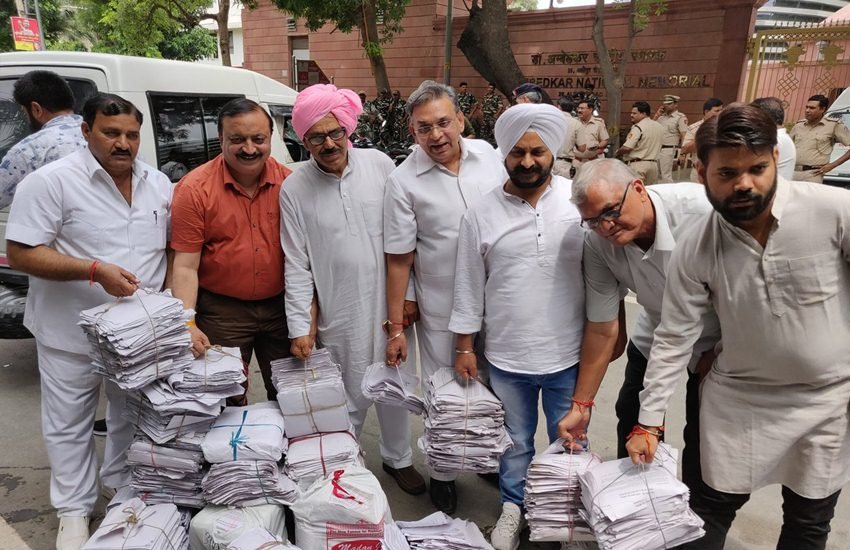 दिल्ली को पूर्ण राज्य का दर्जा दिलाने की मांग वाली चिट्ठी लेकर पीएम हाउस जाते आप विधायक। (फोटो-ट्विटर)