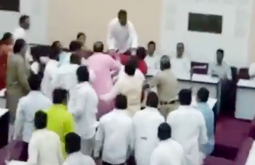 AIMIM पार्षद को पीटते हुए शिवसेना और बीजेपी के पार्षद (फोटो सोर्स- वीडियो स्क्रीनशॉट)
