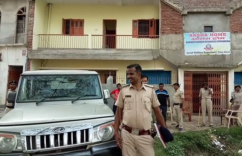 पटना के आसरा गृह के बाहर तैनात पुलिस। फोटो- जुलकर नैन(स्थानीय निवासी)