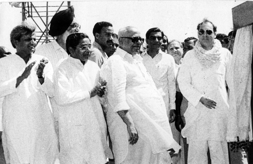 पूर्व प्रधानमंत्री राजीव गांधी के साथ अहमद पटेल। (एक्सप्रेस आर्काइव फोटो)
