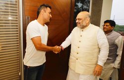 धोनी से मिले अमित शाह, इंटरनेट पर वायरल हुए फनी MEMES