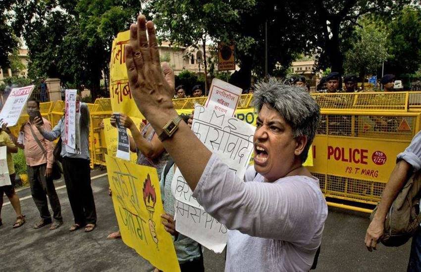  महाराष्ट्र सरकार ने कई राज्यों में की गई छापेमारी में पांच वामपंथी कार्यकर्ताओं की गिरफ्तारी का बुधवार को बचाव किया। यह कार्रवाई ‘नक्सली गतिविधियों से उनके संबंधों’ के ‘सबूत’ पर आधारित है। (Photo-AP)