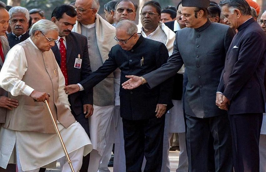 पूर्व प्रधानमंत्री अटल बिहारी वाजपेयी, पूर्व राष्ट्रपति प्रणब मुखर्जी, कांग्रेस नेता कर्ण सिंह। (फोटो-PTI)