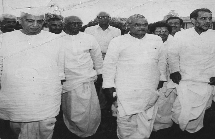 Atal Bihari Vajpayee: पूर्व पीएम चौधरी चरण सिंह, चंद्रशेखर के साथ अटल बिहारी वाजपेयी। (फोटो- एक्सप्रेस आर्काइव)
