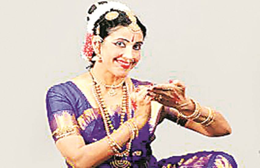 नृत्यांगना बाला देवी चंद्रशेखर मानती हैं कि कर्ण का व्यक्तित्व समकालीन है। 
