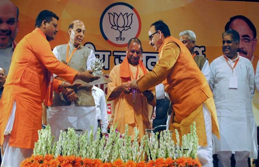 उत्तर प्रदेश बीजेपी कार्य समिति की दो दिवसीय बैठक रविवार (12 अगस्त) को मेरठ में संपन्न हुई। मंच पर मौजूद केंद्रीय गृह मंत्री राजनाथ सिंह, यूपी सीएम योगी आदित्यनाथ, यूपी बीजेपी अध्यक्ष महेंद्र नाथ पांडेय। (फोटो-PTI)