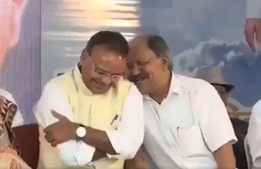 पूर्व प्रधानमंत्री अटल बिहारी बाजपेयी की शोकसभा में ठहाके लगाते भाजपा नेता। फोटो सोर्स- वीडियो स्क्रीनशॉट