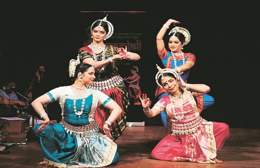 युवा नृत्यांगनाओं को गुरु का सानिध्य और मार्गदर्शन मिलता है, तो कुछ सुंदर रचनात्मक चीजों की संरचना होती है।  युवा नृत्यांगनाओं को गुरु का सानिध्य और मार्गदर्शन मिलता है, तो कुछ सुंदर रचनात्मक चीजों की संरचना होती है।