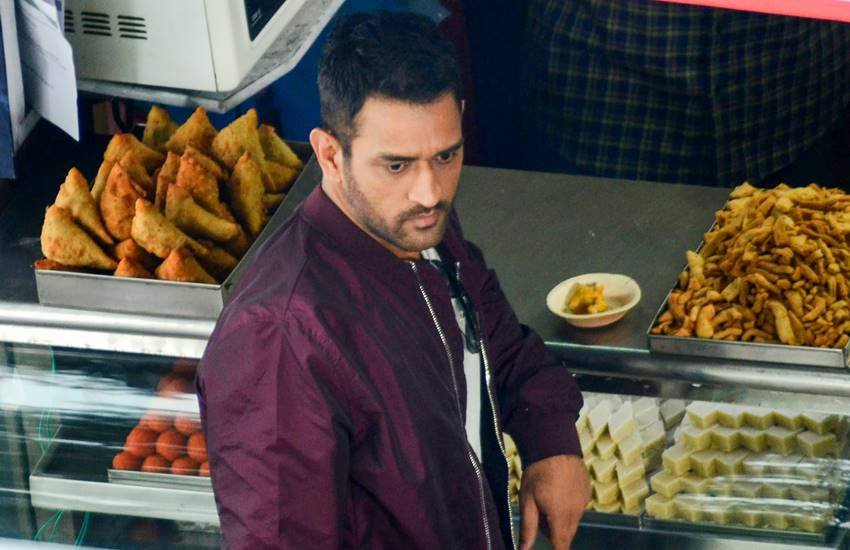 शिमला के मॉल रोड में एड फिल्‍म की शूटिंग के दौरान पूर्व कप्‍तान महेंद्र सिंह धोनी। फोटो- पीटीआई