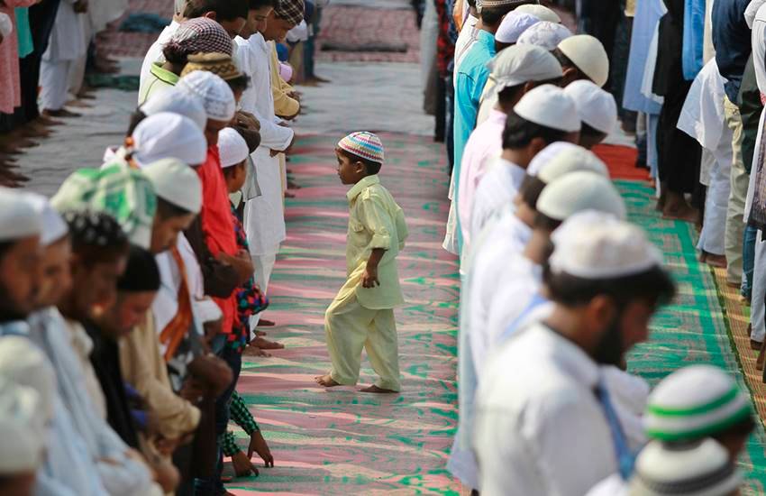 जम्मू की एक मस्जिद में ईद-उल-अजहा की नमाज अता करते लोगों की इस तस्वीर को प्रतीकात्मक तौर पर इस्तेमाल किया गया है। (फोटो सोर्स- एपी) जम्मू की एक मस्जिद में ईद-उल-अजहा की नमाज अता करते लोगों की इस तस्वीर को प्रतीकात्मक तौर पर इस्तेमाल किया गया है। (फोटो सोर्स- एपी)