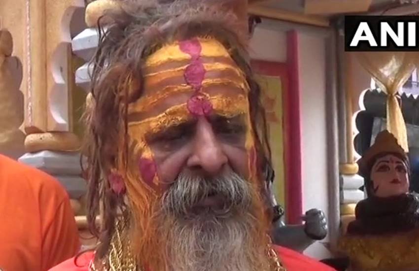 गोल्डन बाबा को सोने और घड़ियों के अलावा कारों का भी शौक है। 