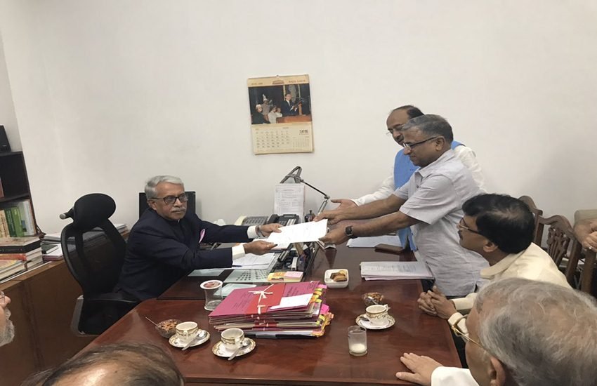 राज्यसभा के उप सभापति के चुनाव के लिए नामांकन भरते एनडीए उम्मीदवार हरिवंश।