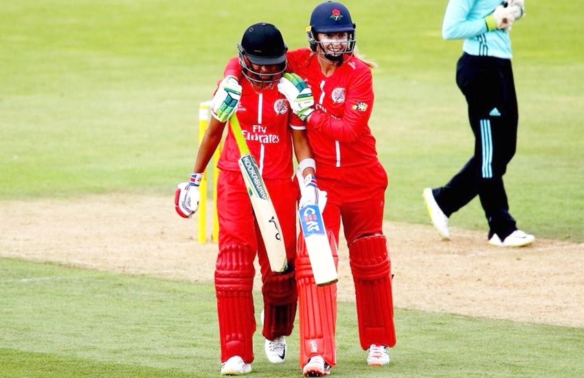 लंकाशायर थंडर के लिए हरमनप्रीत कौर ने विनिंग सिक्स मारा। (फोटो सोर्स- ट्विटर/@LancsCricketWMN)