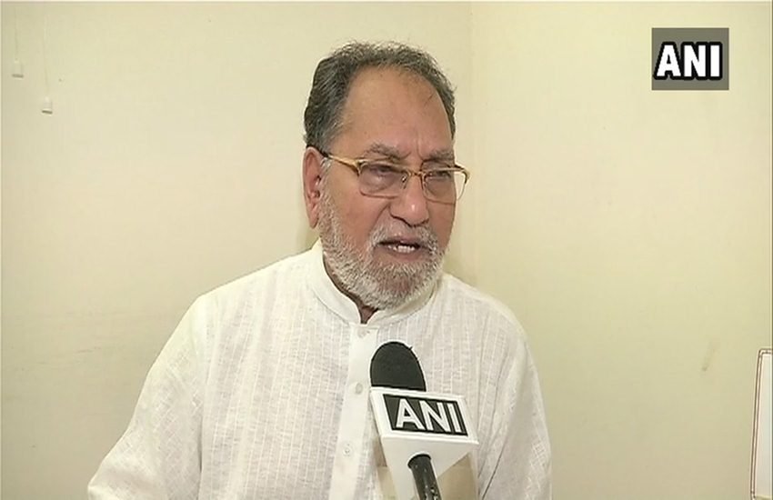 कांग्रेस के राज्य सभा सांसद हुसैन दलवई ने तीन तलाक पर विवादित बयान दिया है। उन्होंने कहा है कि हिन्दुओं के आराध्यदेव भगवान श्रीराम ने भी तो शक के आधार पर अपनी पत्नी सीताजी को छोड़ दिया था। (फोटो-ANI)
