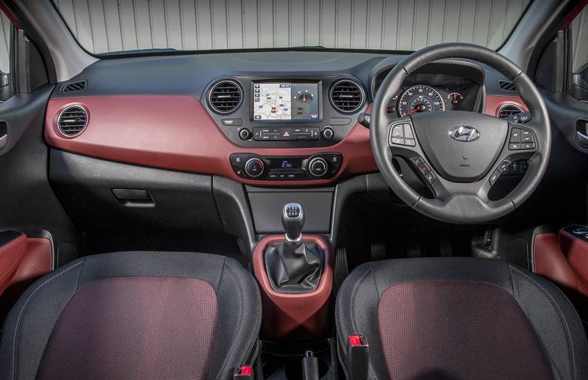 Hyundai Grand i10 में रियर पार्किंग कैमरा, टच स्क्रीन इंफोटेनमेंट सिस्टम, ऑटोमेटिक क्लाइमेट कंट्रोल भी दिए गए हैं।