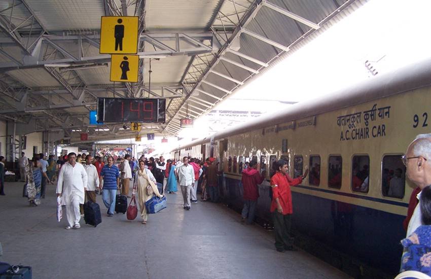  वेटिंग वाले पैसेंजर्स की सीट जब कन्फर्म होगी तो उसकी जानकारी टिकट बुक कराते समय दिए गए मोबाइल नंबर पर मैसेज करके दी जाएगी।
