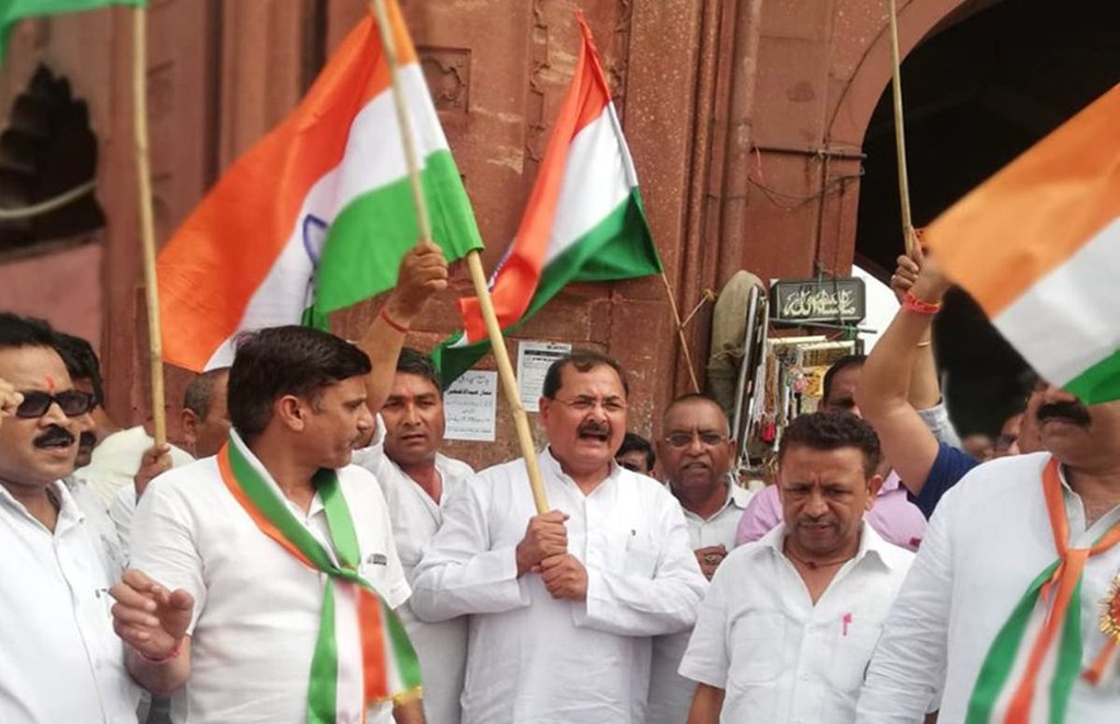 राष्ट्रीय ध्वज का अपमान करते अगर कोई सार्वजनिक स्थल पर पकड़ा जाता है, तो उसके लिए सजा का भी प्रावधान है। (फोटोः Freepik)
