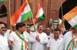 Independence Day 2018: भूलकर न इस्तेमाल करें प्लास्टिक का तिरंगा, राष्ट्रीय ध्वज से जुड़े ये नियम जान लें